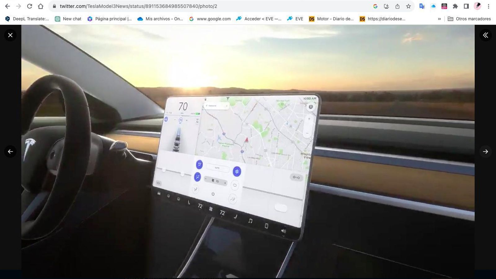 La pantalla central cuenta con más superficie útil al haberse reducido el tamaño de su marco.