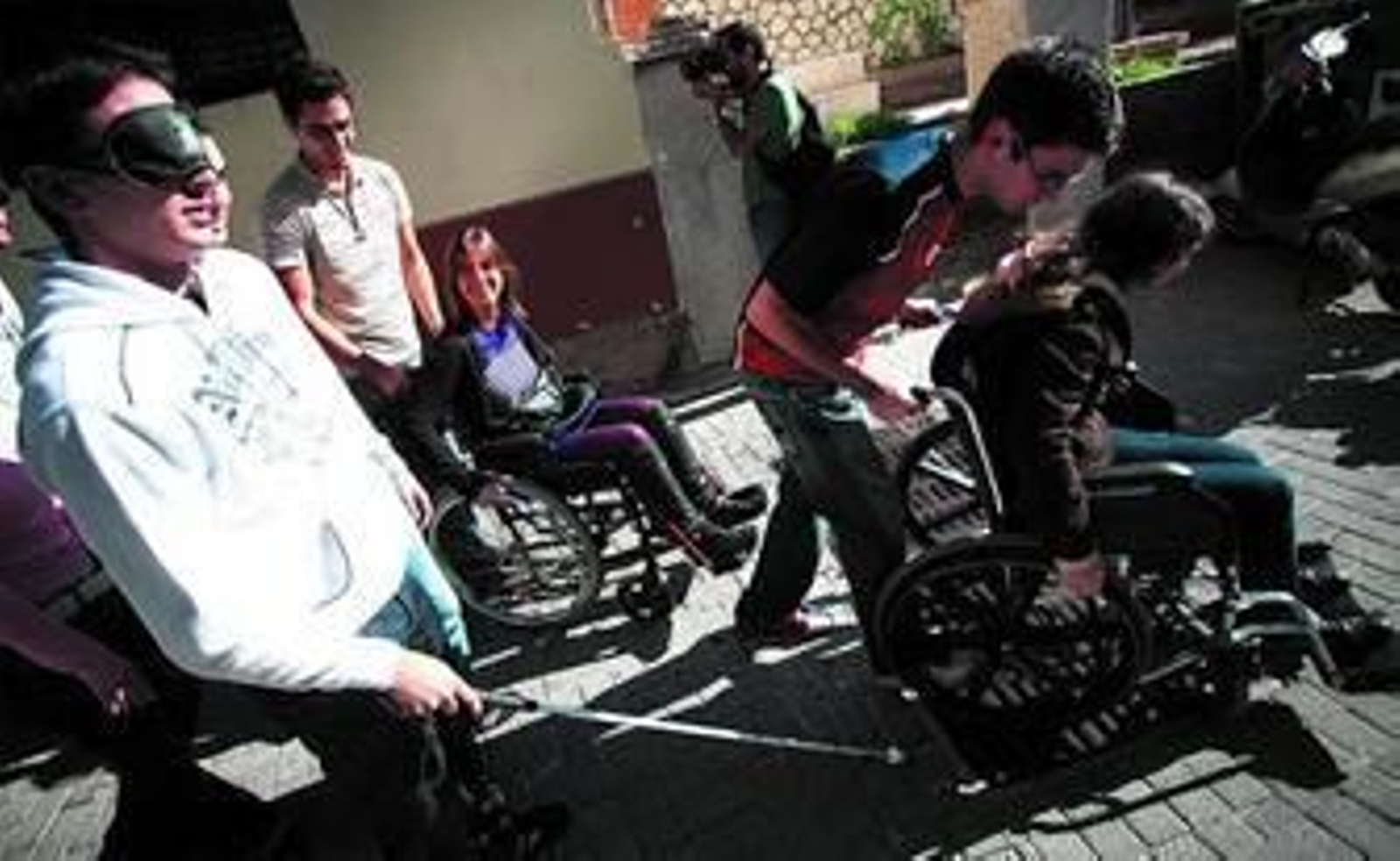 Unos estudiantes realizaron los itinerarios en sillas de ruedas y otros simularon ser invidentes.