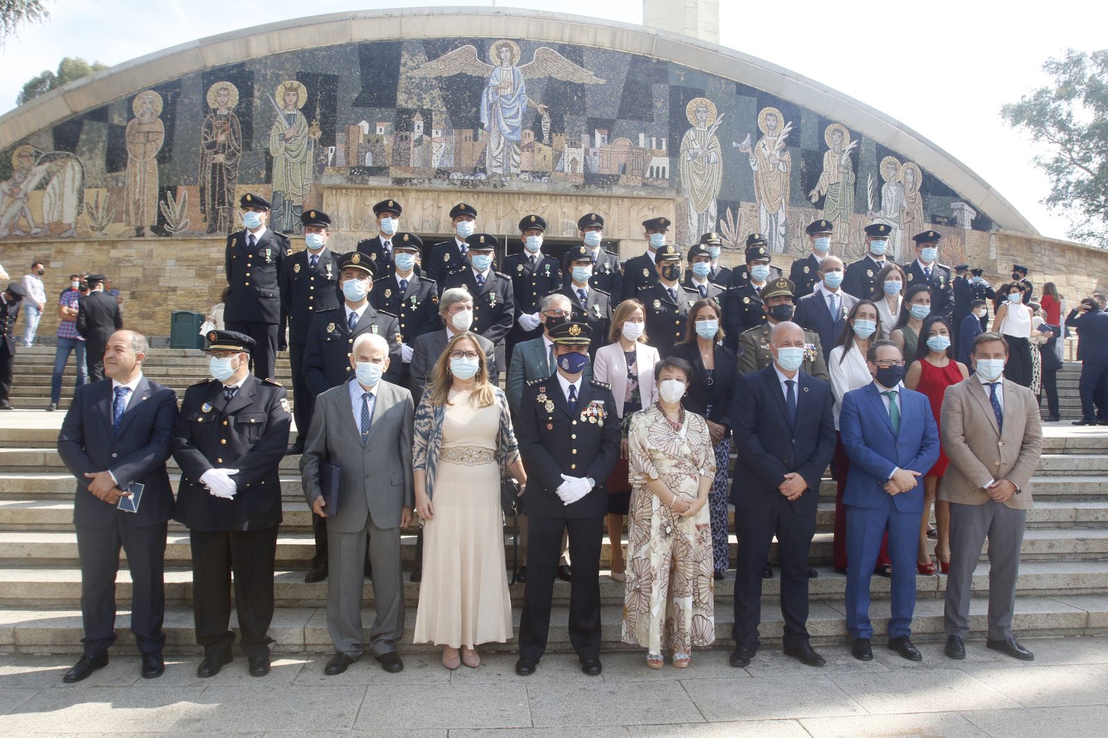 Foto de familia de los reconocidos en el día de la Policía Nacional junto a las autoridades.