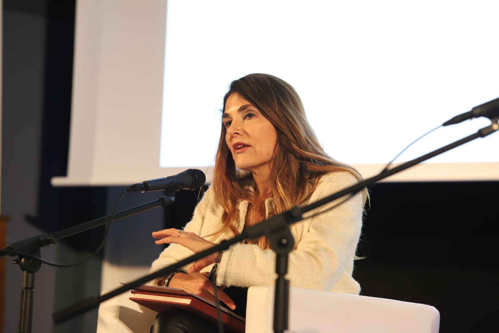 Imágenes del coloquio que ofrecieron Eva Isanta y Celia Molina sobre el papel de la mujer en el cine