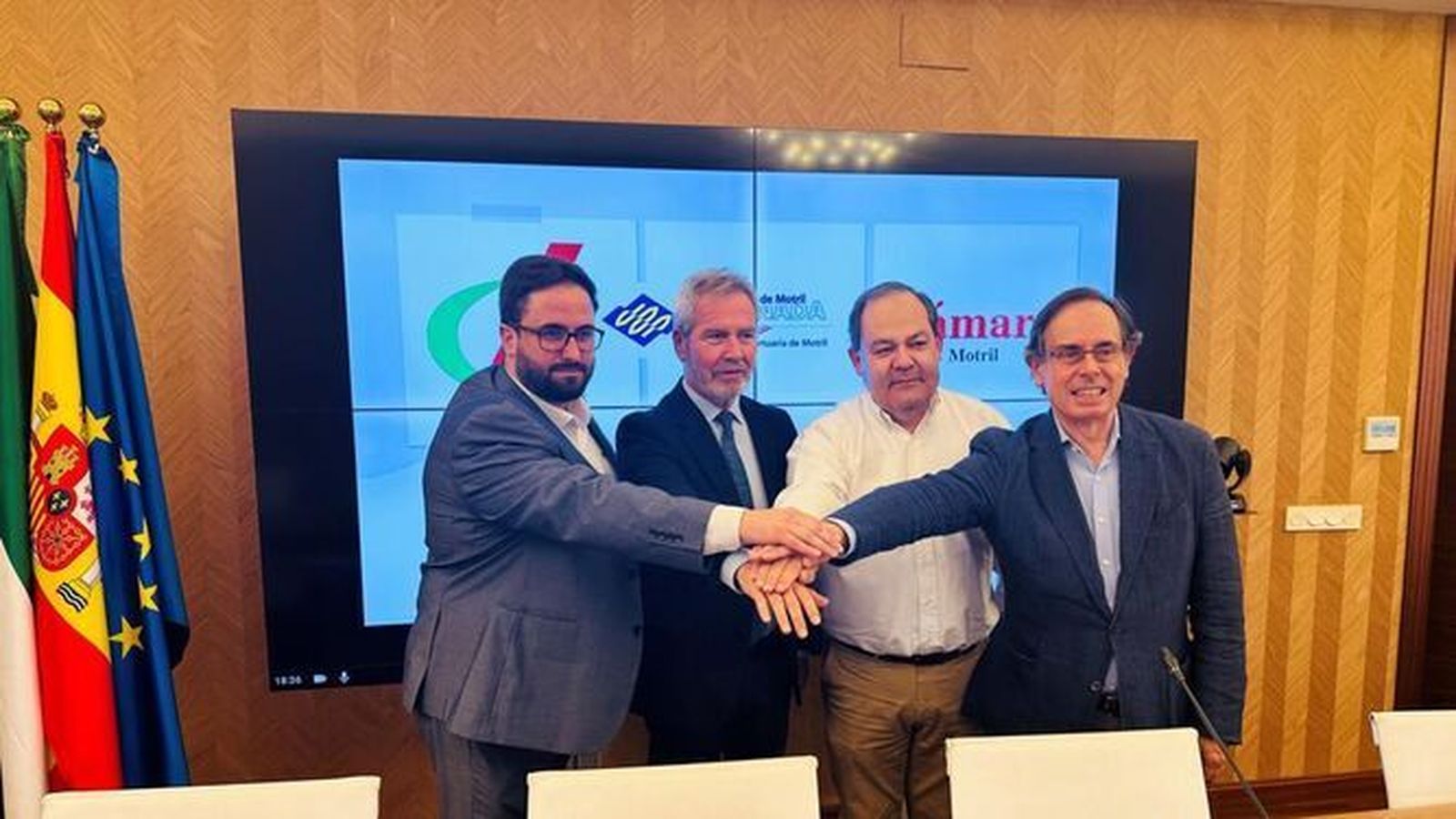 Imagen de archivo de varios miembros de la Plataforma y el presidente de la Autoridad Portuaria tras conocerse la inclusión en la Red Europea de Transporte