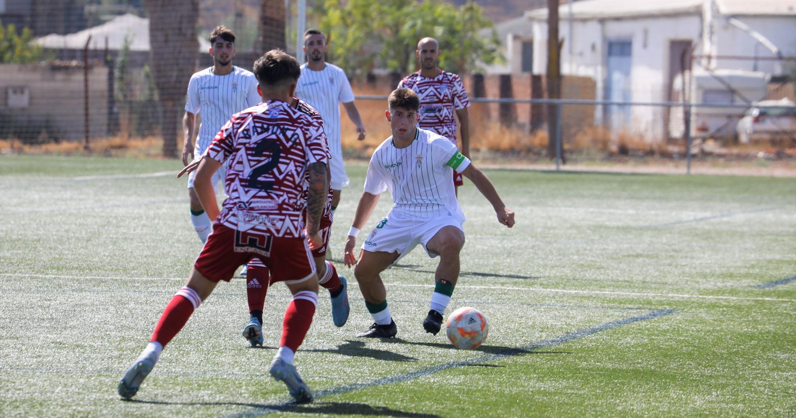 Manolillo intenta superar la presión de dos jugadores del Xerez CD.