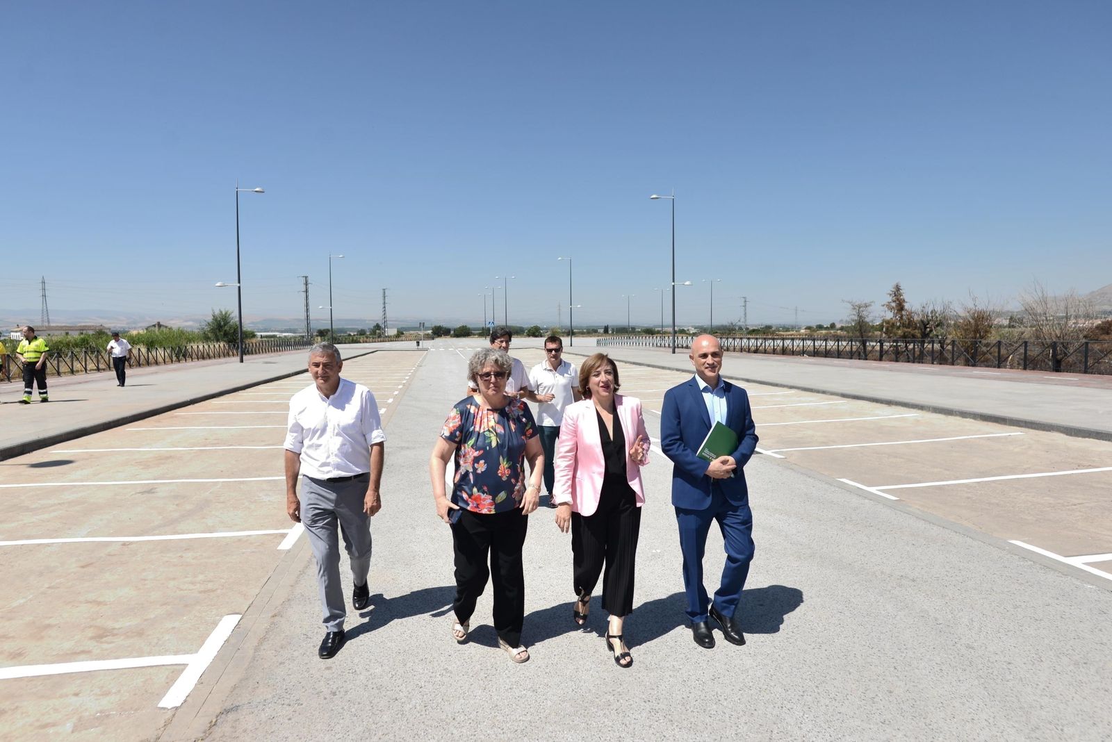 Las autoridades implicadas en la construcción del aparcamiento disuasorio visitaron la instalación a pie ayer.