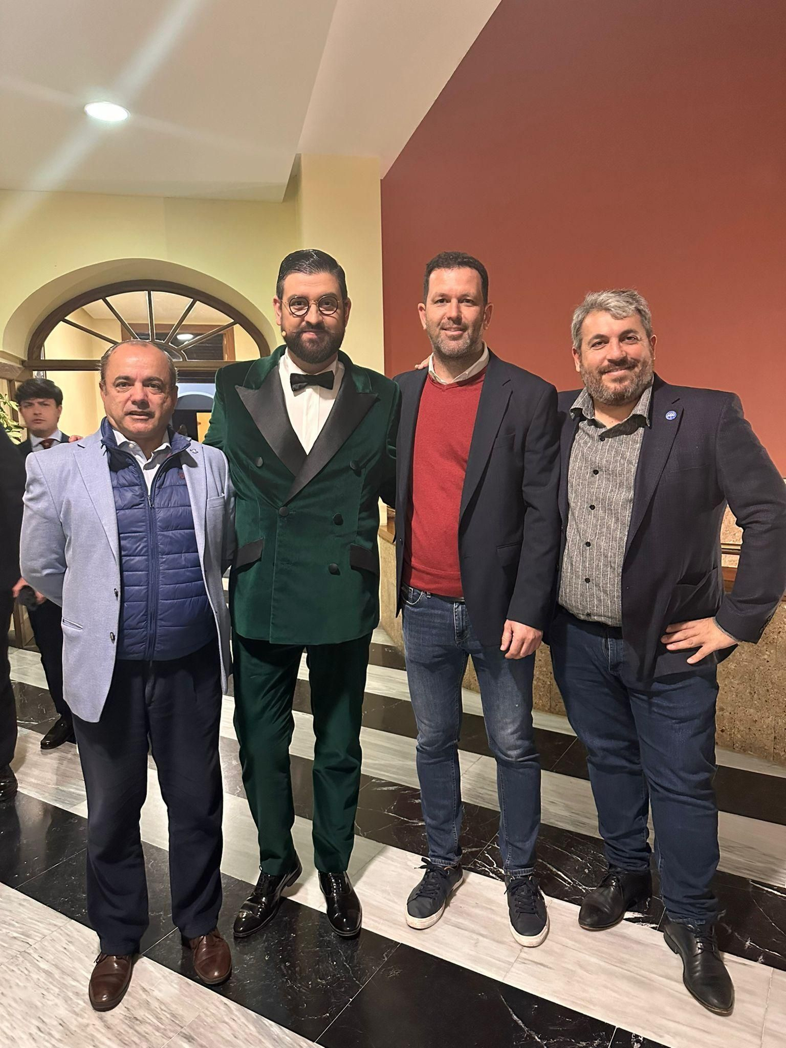 Manu Sánchez, con el presidente Viloita y los directivos Corchado y Aguilar antes de las uvas.