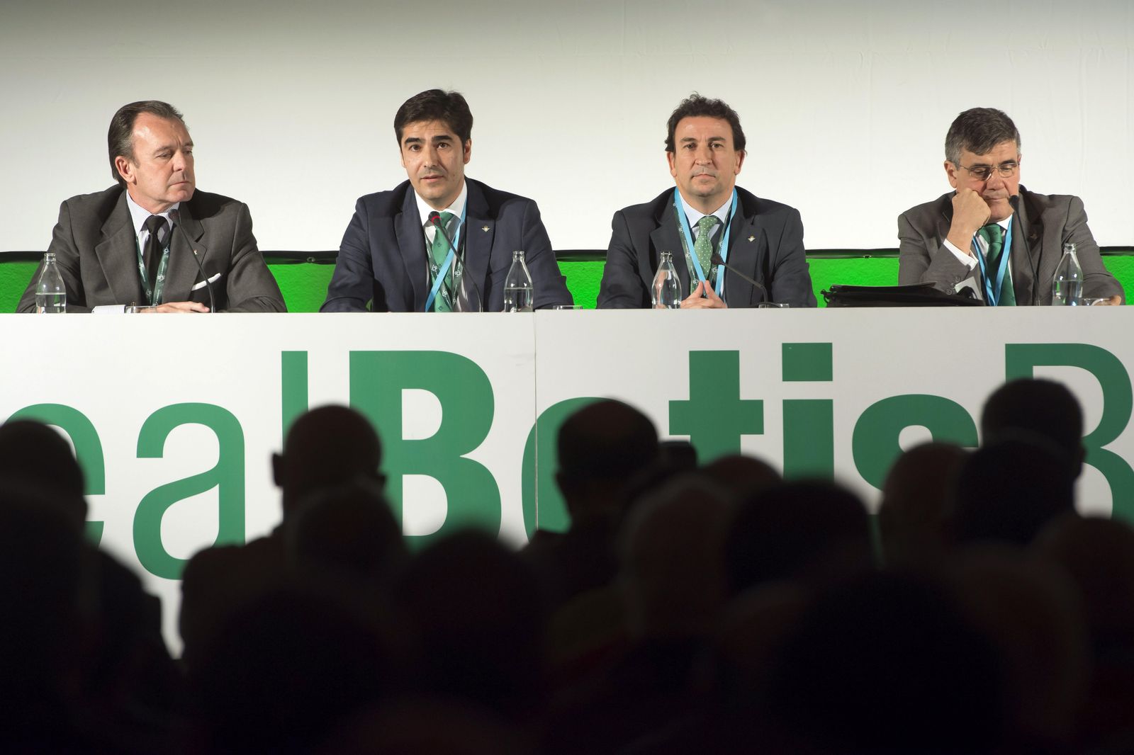 Ángel Haro y José Miguel López Catalán, con los consejeros Ernesto Sanguino y José María Pagola, en la última junta.