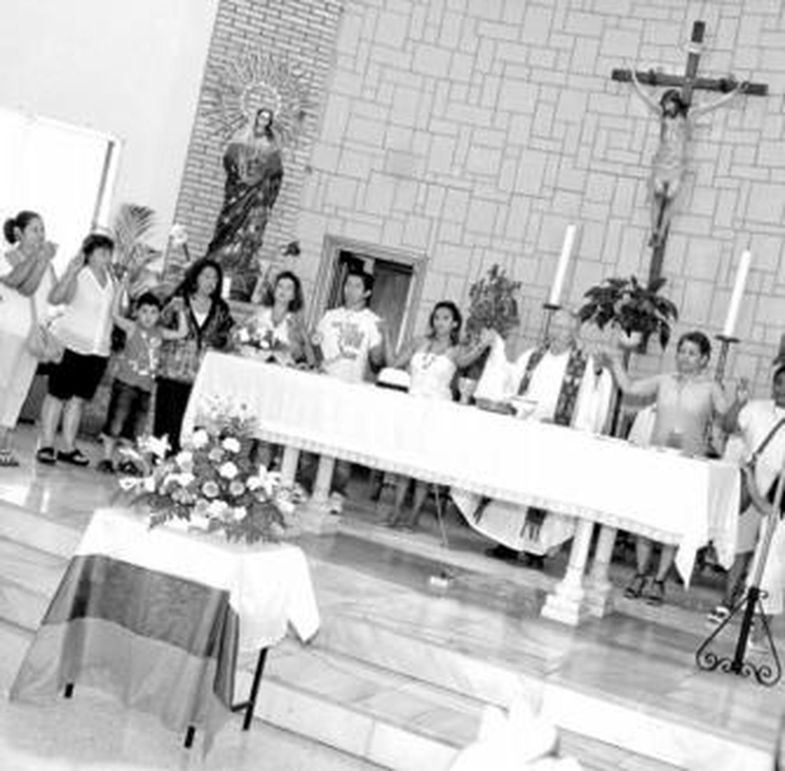 Instante en que todos rezan en la Iglesia de San Ignacio.