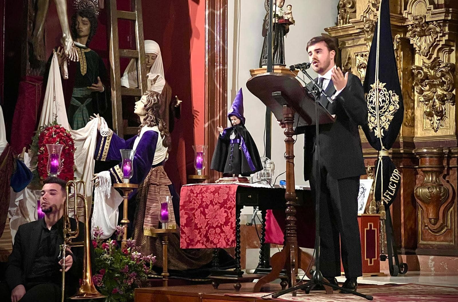 Un instante del anuncio de la Cuaresma por parte de Fernando Benítez.