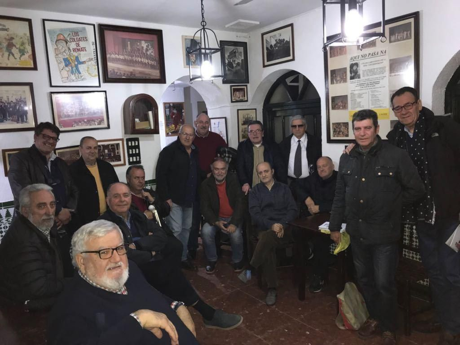 Componentes de la antología de Los Dedócratas reunidos recientemente en su peña.