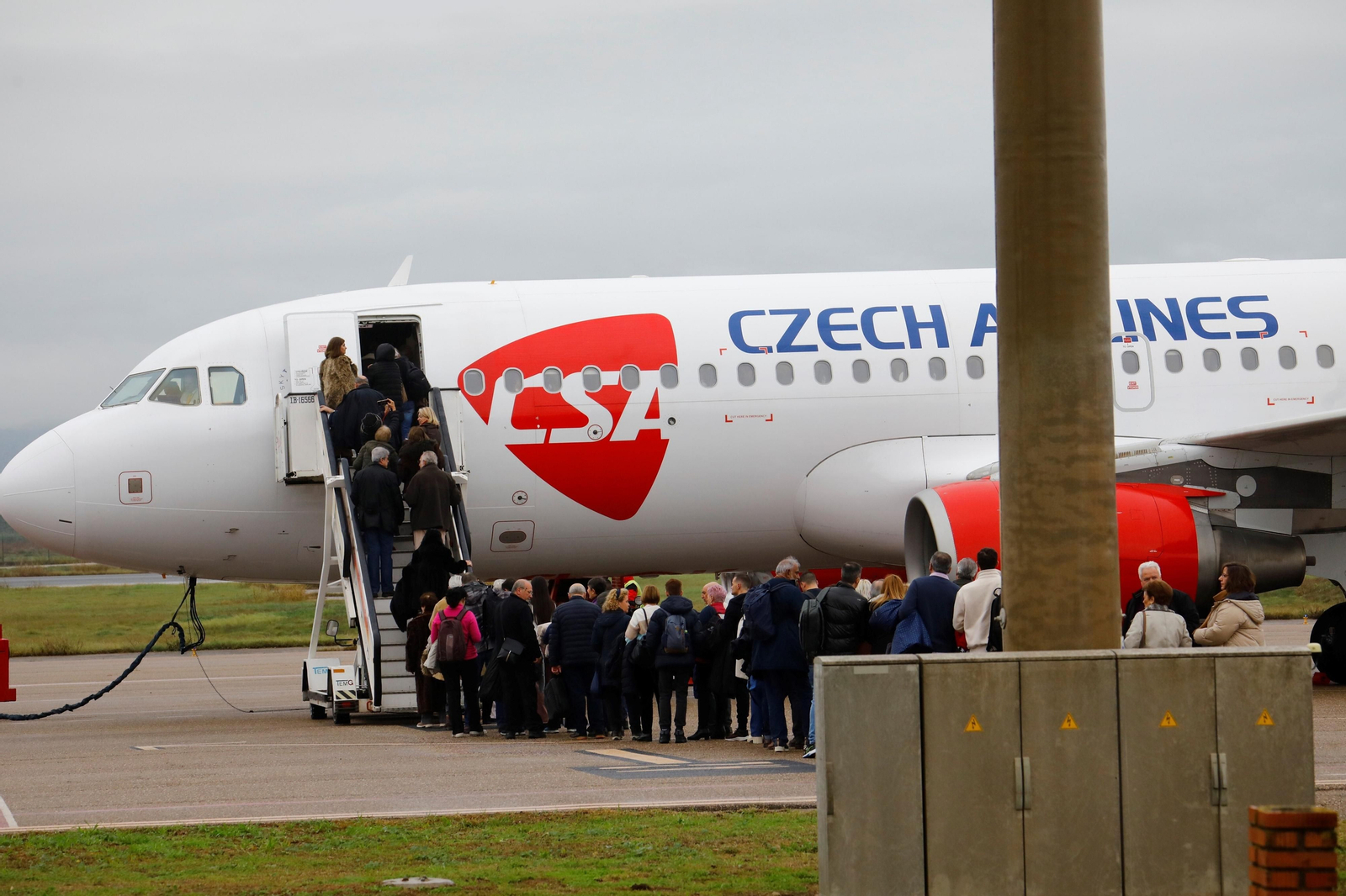 El despegue del el primer vuelo chárter a Europa en el aeropuerto de Córdoba, en imágenes