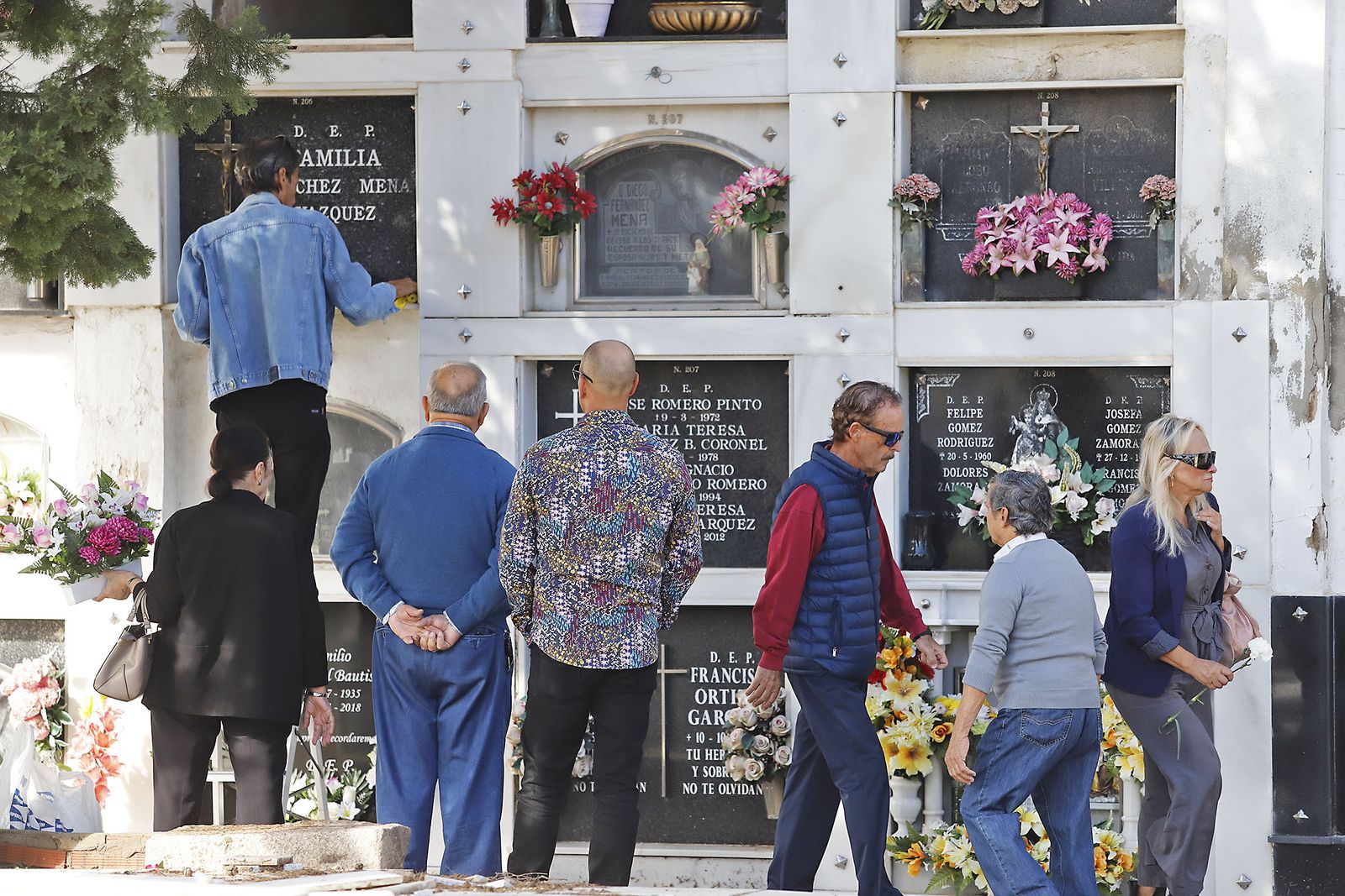 Imágenes del Día de Todos los Santos en el cementerio de la Soledad de Huelva