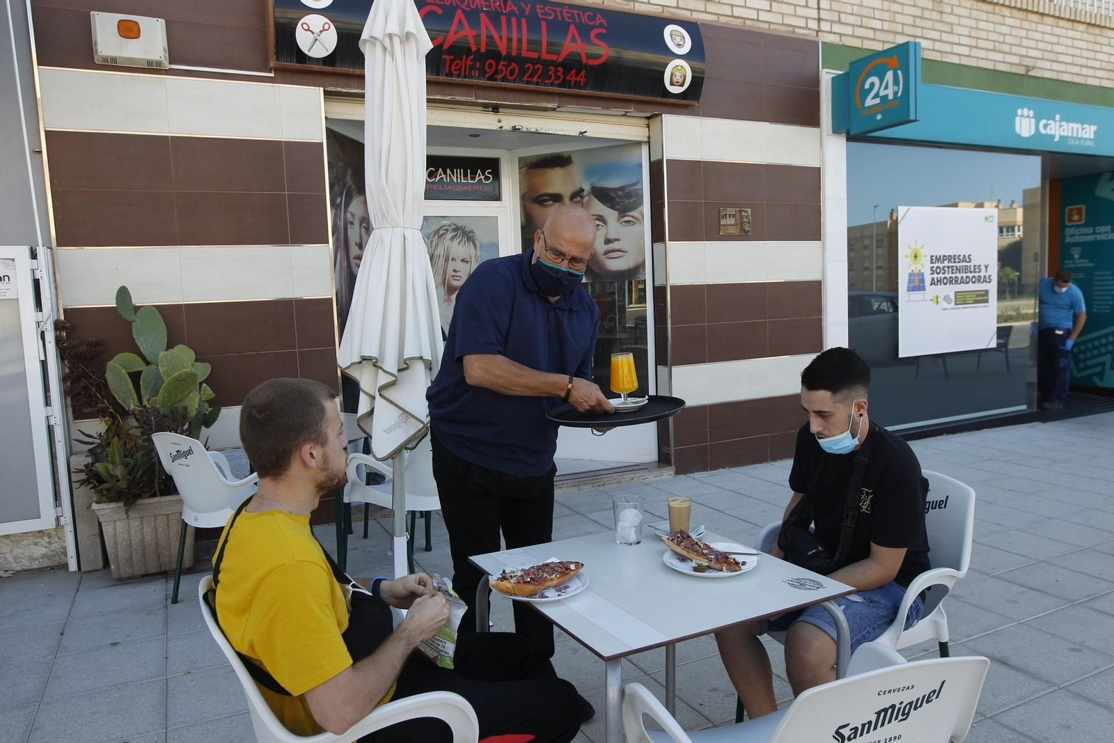 Primer día de apertura de la hostelería en Almería. Coronavirus-COVID-19