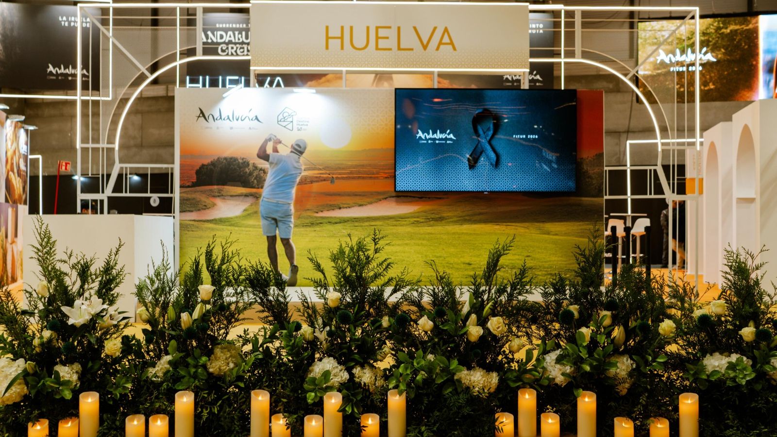 Velas y flores en el stand.