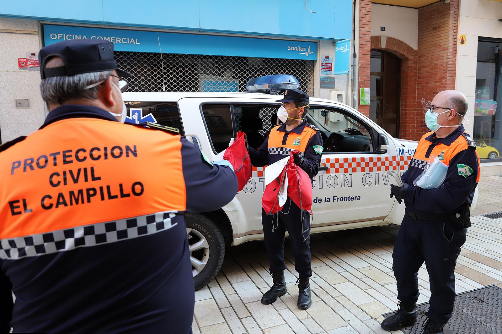 Imágenes de los cuerpos de Protección Civil recibiendo mascarillas de la Subdelegación del Gobierno