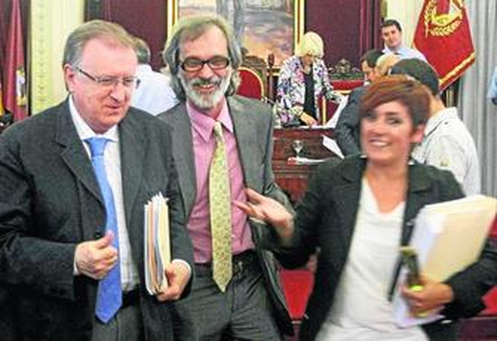 José Blas Fernández, Federico Pérez Peralta y Marta Meléndez, a la salida de un pleno municipal.