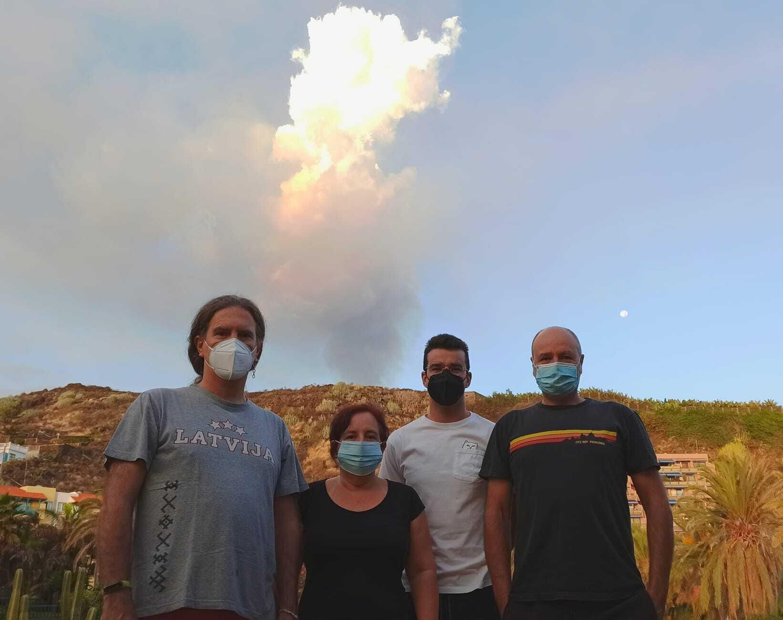 En la foto, los investigadores de la Universidad de Granada en las inmediaciones del volcán de Cumbre Vieja en La Palma, esta mañana. De izquierda a derecha, Francisco Javier Almendros; Rosa María Martín, Rafael Tubia y Enrique Carmona.