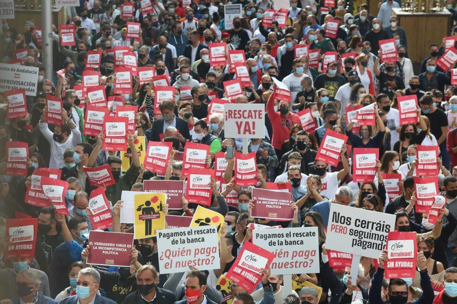 Fotos de la cacerolada de los hosteleros en Málaga, contras las medidas del Covid