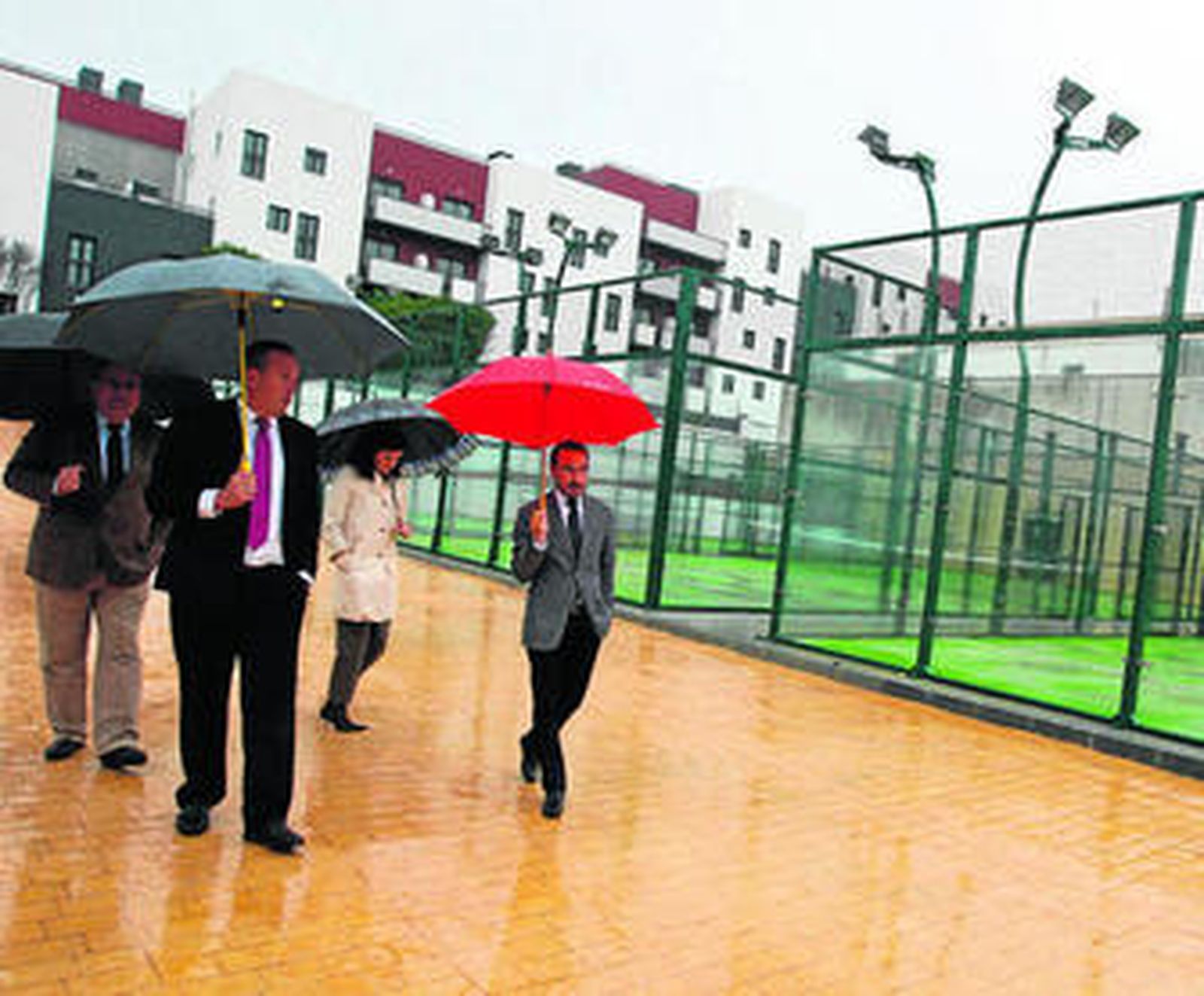 Los representantes municipales y de la Junta supervisan las instalaciones, ayer.