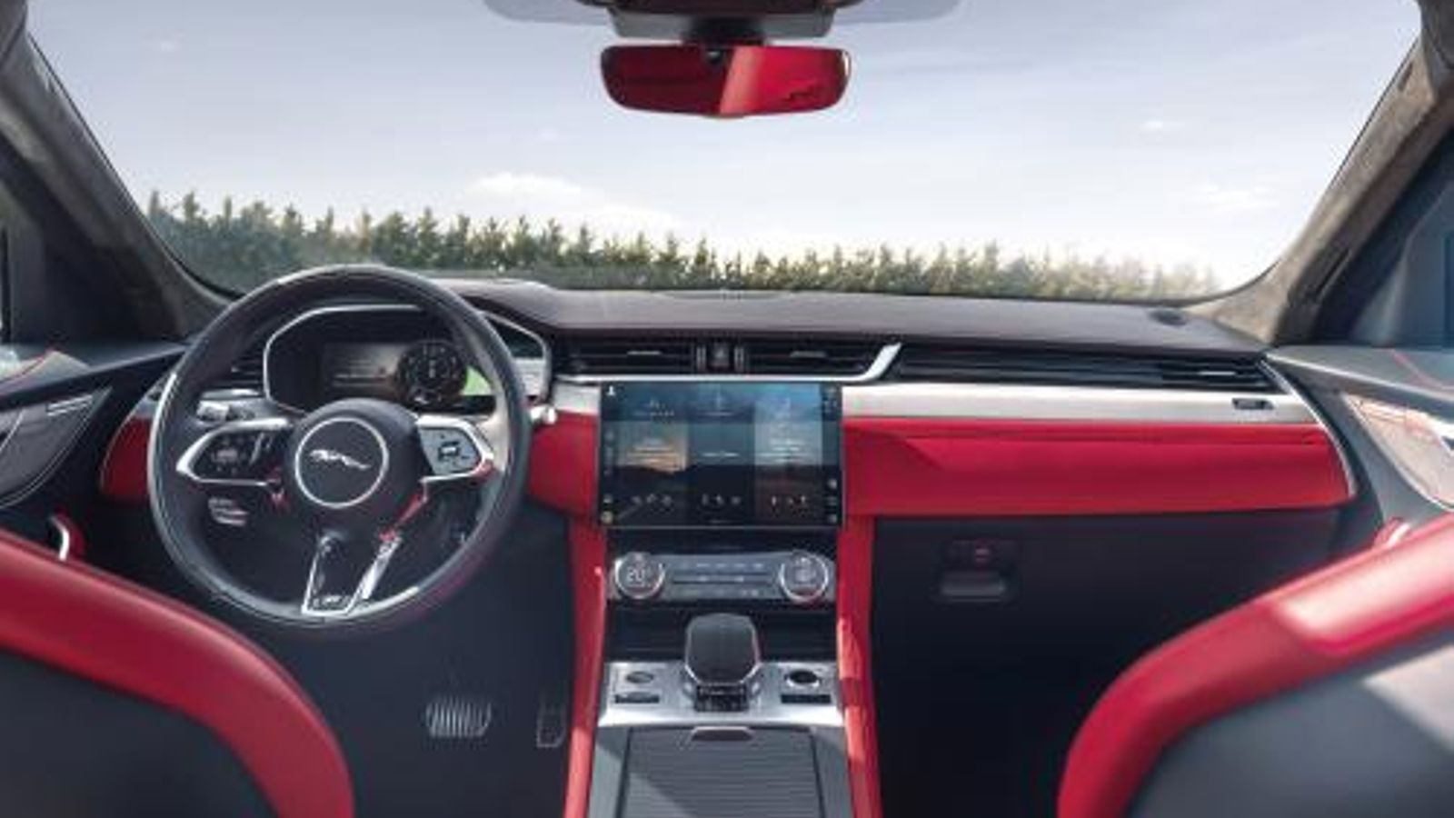 El interior cambia mucho, incluso lo hacen los paneles de las puertas y, por supuesto, el salpicadero donde, lo que más llama la atención, es la nueva pantalla para el sistema de infoentretenimiento.