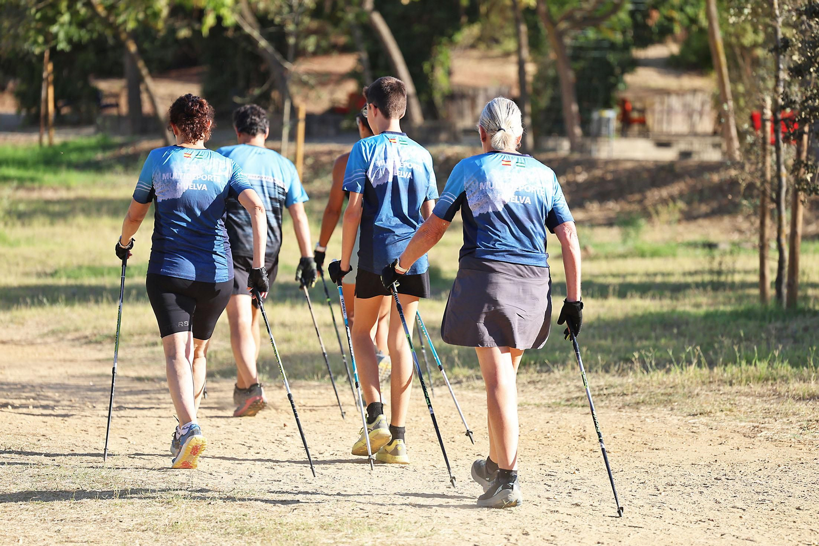 Imágenes de un entrenamiento de marcha nórdica del CD Multideportes