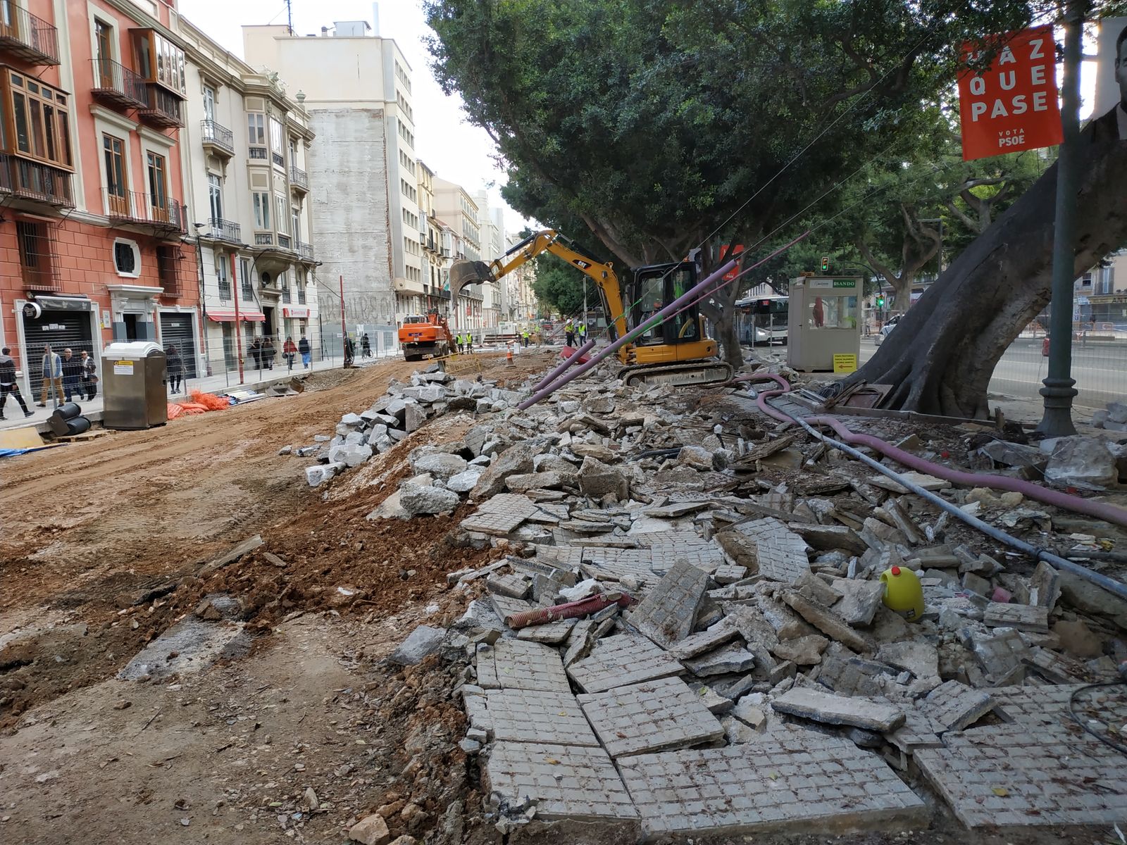 Trabajos de reurbanización en el tramo del Metro en la Alameda Principal.