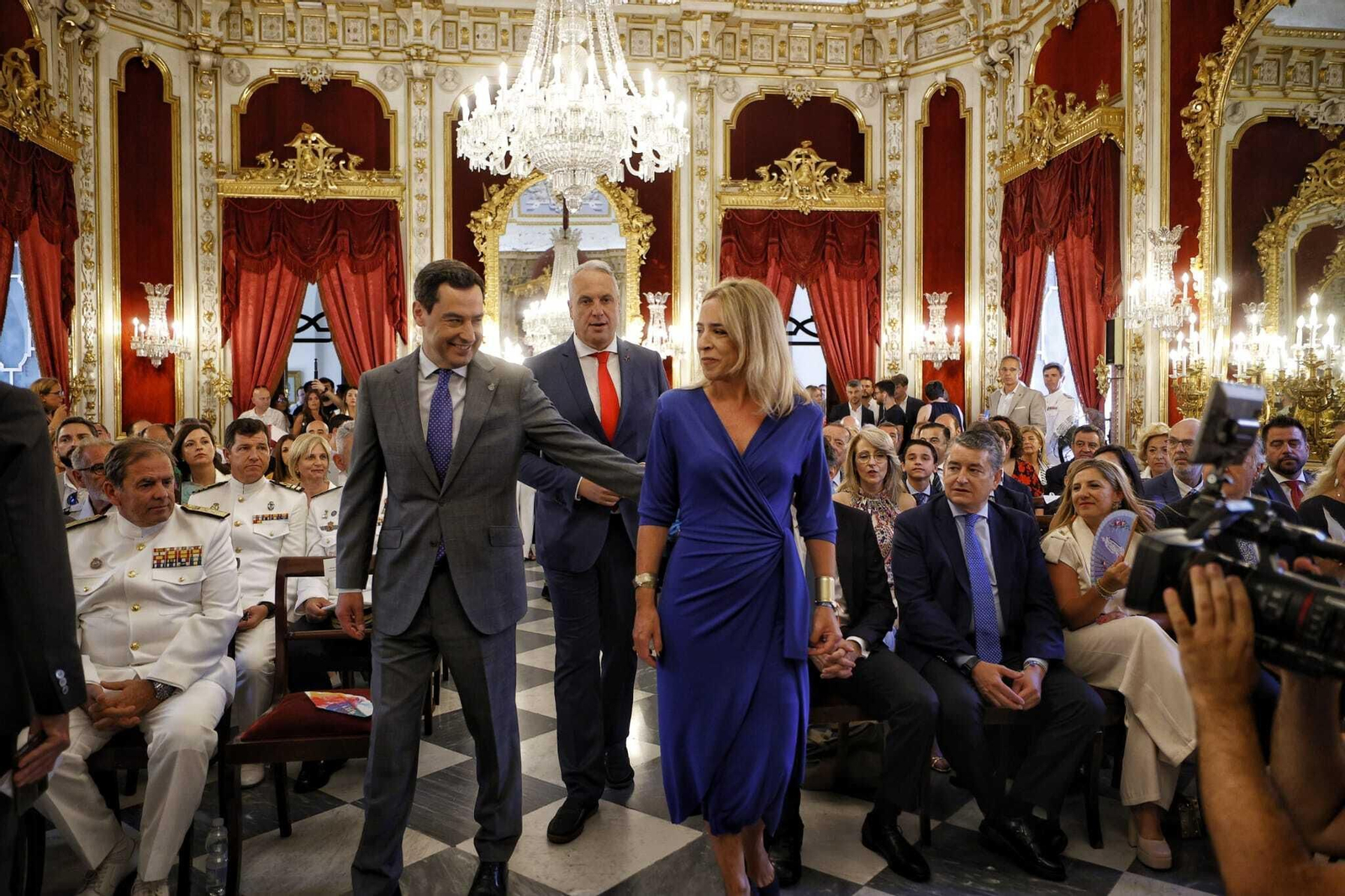 Almudena Martínez con Juanma Moreno y Juan Carlos Ruiz Boix en el pleno de constitución de la Diputación de Cádiz.