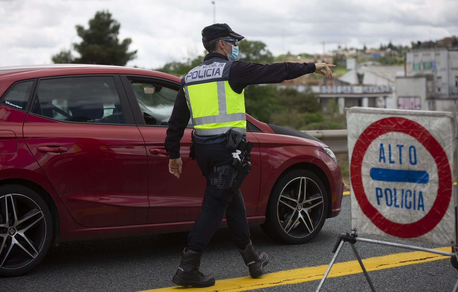 Coronavirus en Sevilla: Controles de la Policía Nacional a las puertas del puente del 1 de Mayo