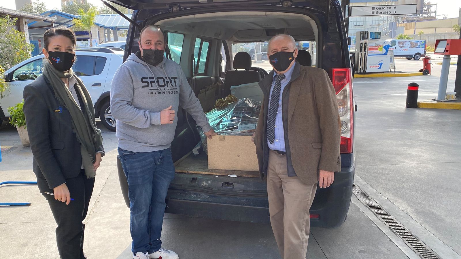 ENTREGA DEL PRIMER PREMIO DE CESTAS A D. JOSE ALFONSO GONZALEZ IBAÑEZ de la empresa Goya Radioelectricidad S.L. de La Línea.