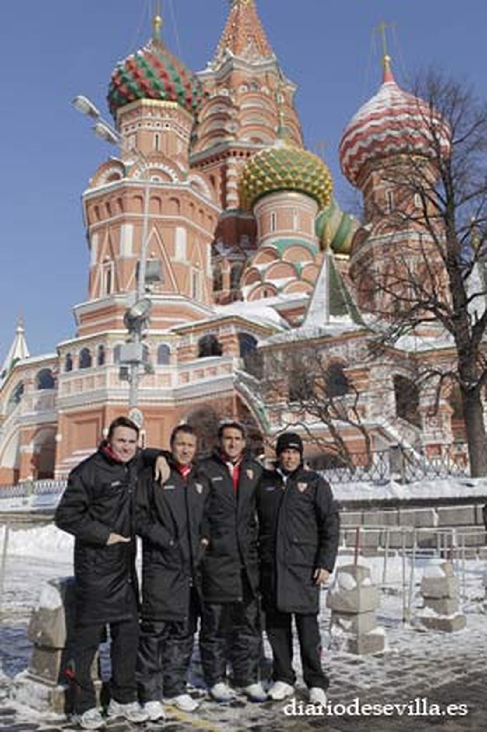 Jiménez y varios ayudantes, delante de la Plaza Roja. 

Foto: Antonio Pizarro
