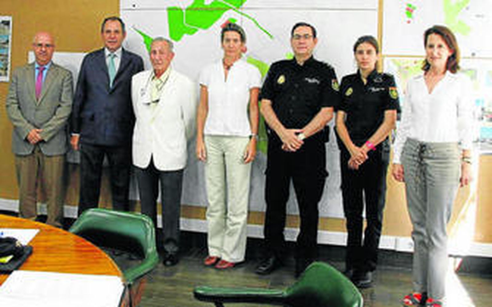 Los asistentes  a la reunión, con miembros de Policía Nacional, Prosegur y directivos de Vistahermosa.