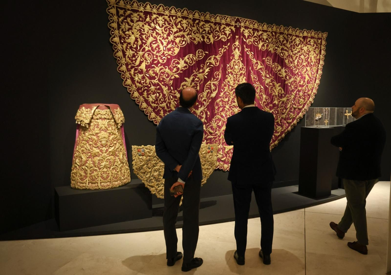 La exposición 'Vestida de Sol' del Cautivo en el Museo de Málaga, en imágenes