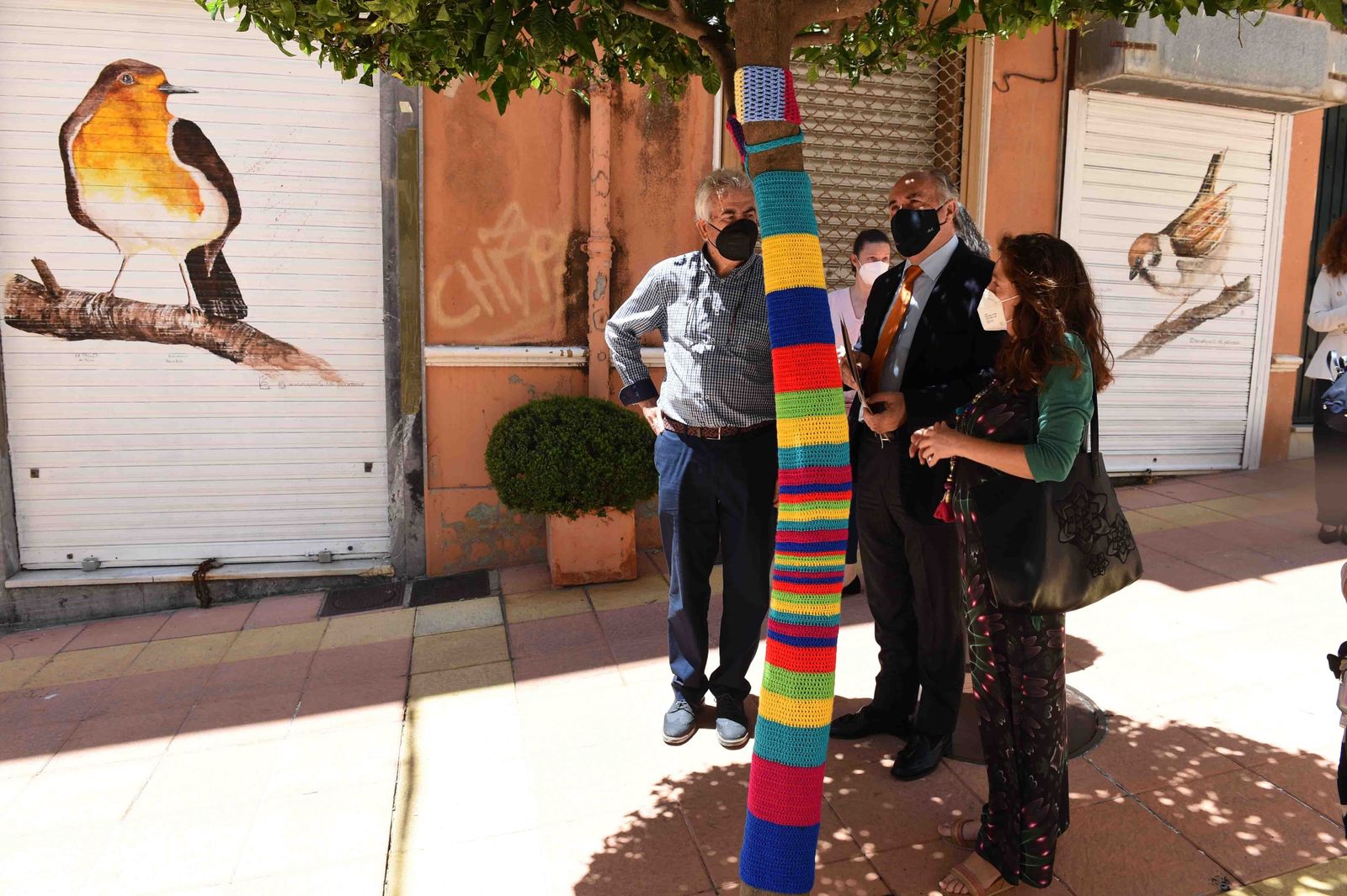 Uno de los árboles adornados con ganchillo, en la calle Prim.