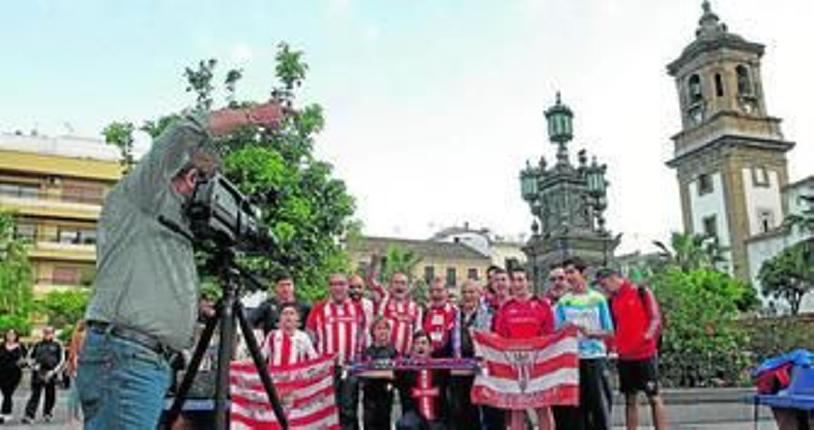 1. Un grupo de aficionados algeciristas participa, ayer en la Plaza Alta, en el vídeo grabado para animar a la plantilla de cara al duelo del domingo. 2. Uno de los carteles lanzados por el club con el hashtag #Yomesalvo que se mueve entre los seguidores.  3. Uno de los carteles que circula por las redes sociales. "La última bala del Algeciras", sostiene.