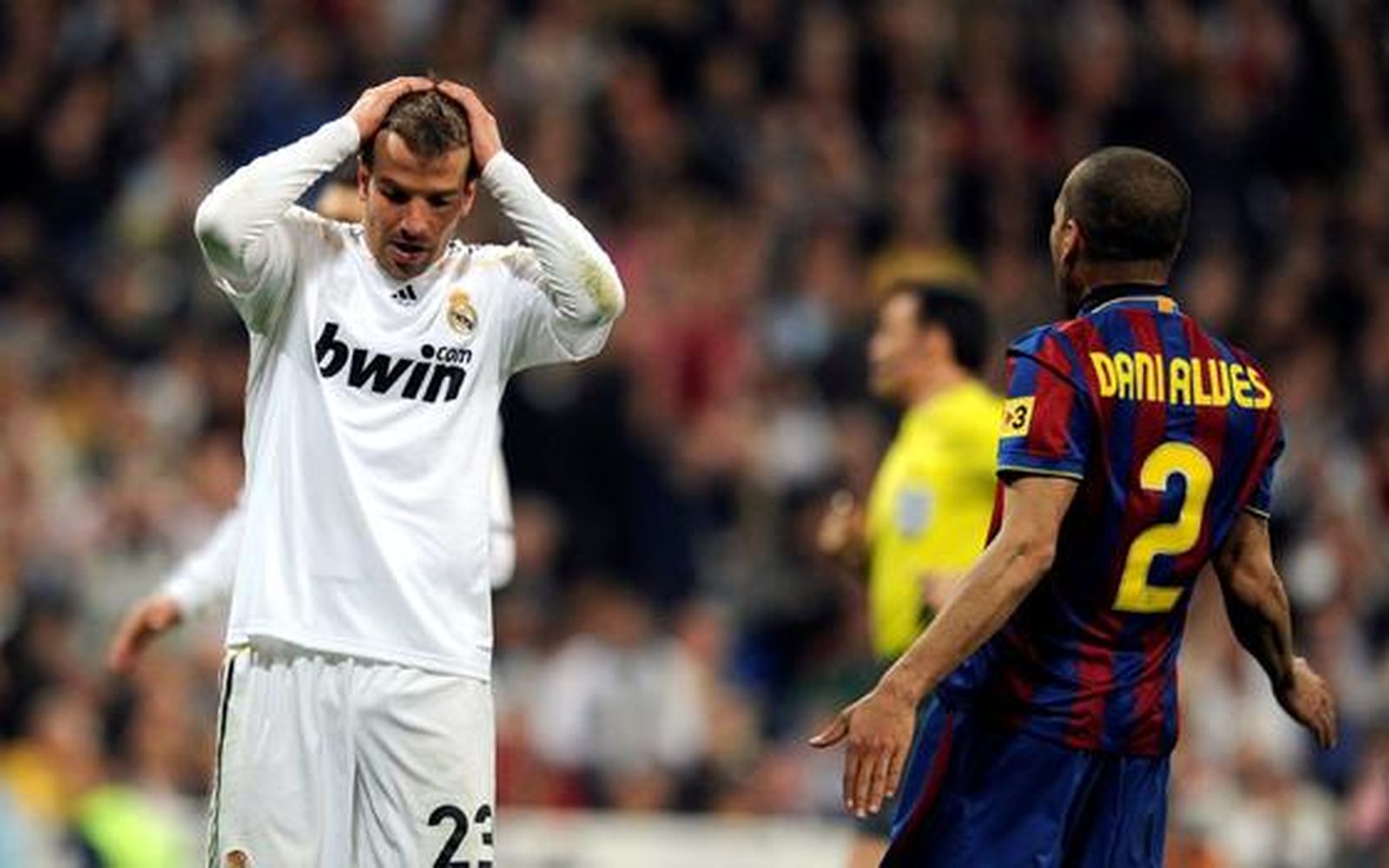 El Barcelona da un golpe casi definitivo a la Liga en el Santiago Bernabéu. / AFP