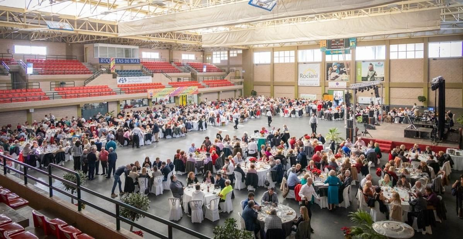 La pista del Pabellón Municipal fue ocupada por multitud de mesas para la celebración de la comida.