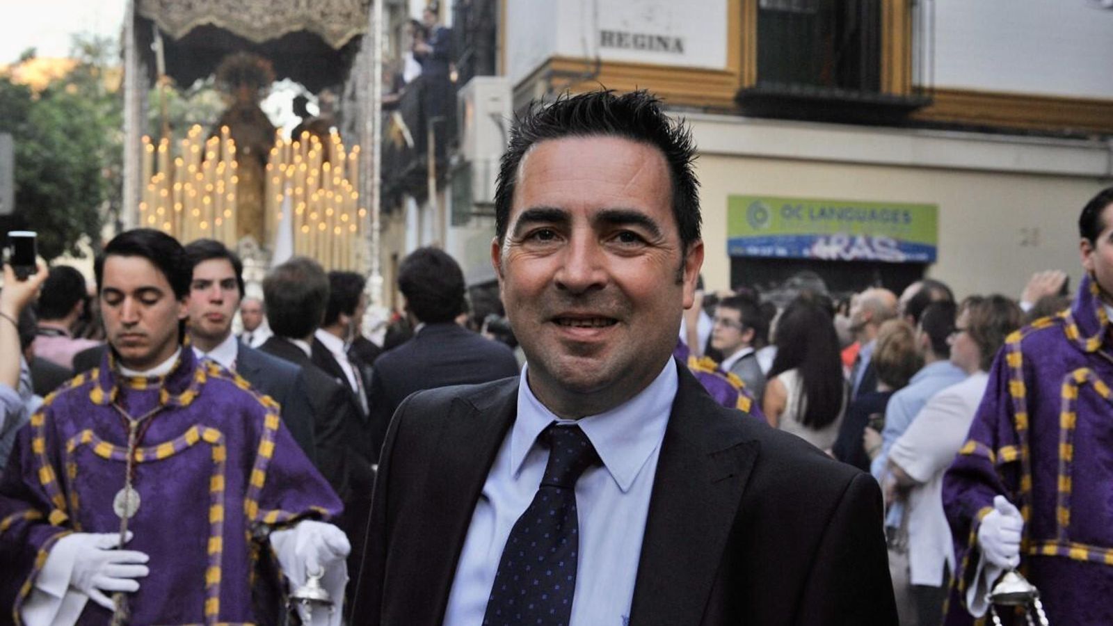 El Domingo de Ramos de 2012 ante la Virgen de la Amargura posa sonriente Javier Mérida.