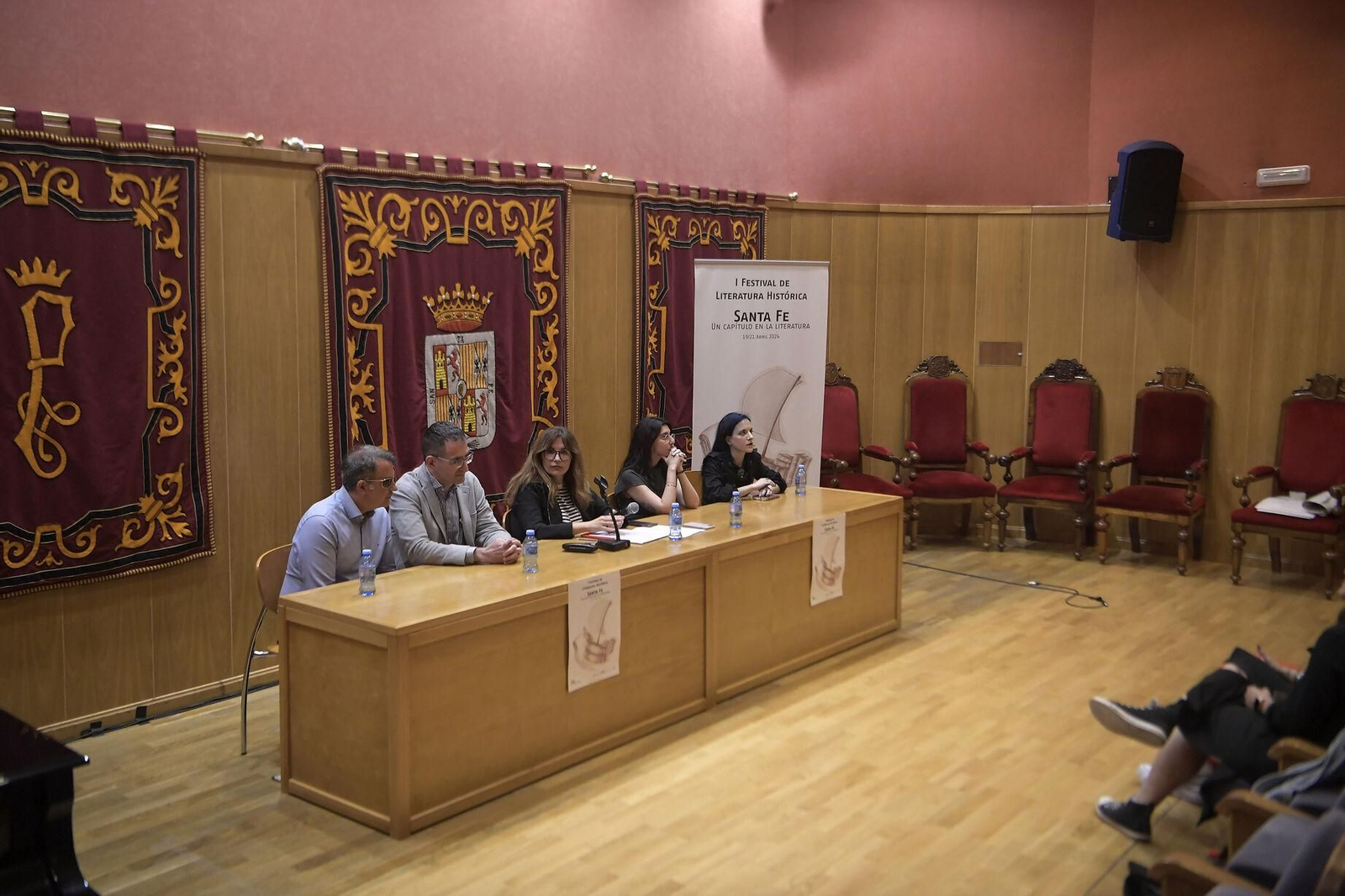 Los participantes de la mesa redonda tas la que se firmaron ejemplares.