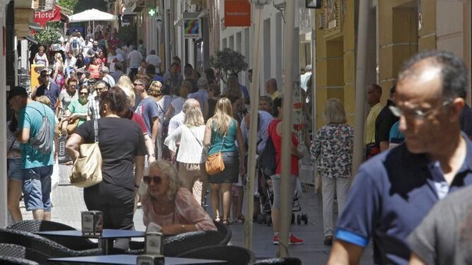 Una calle comercial de Cádiz en una imagen de archivo. Una calle comercial de Cádiz en una imagen de archivo.