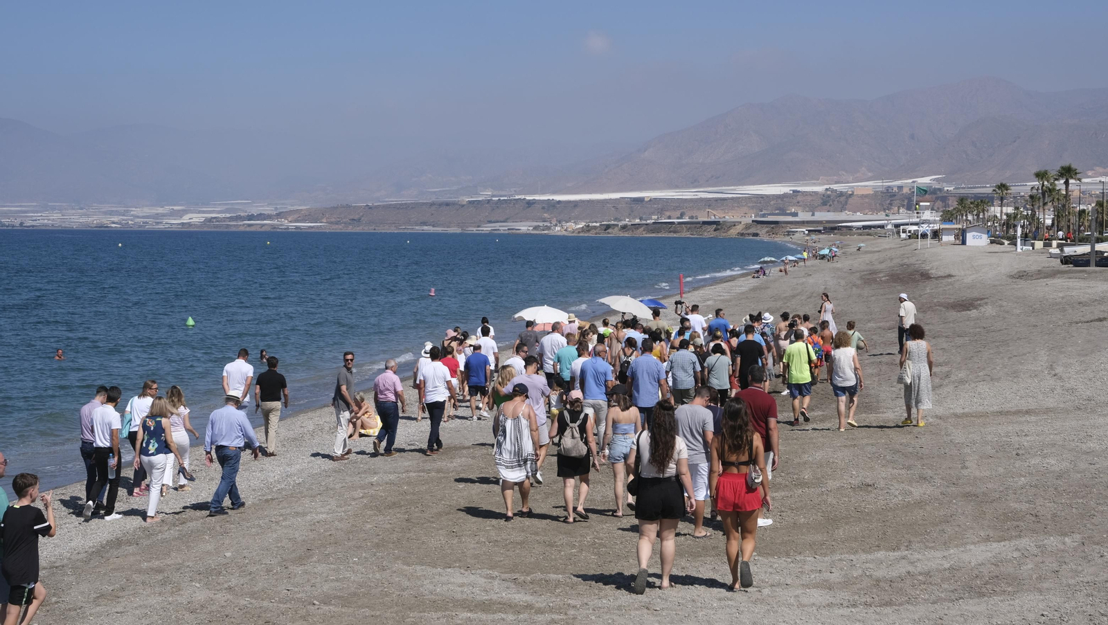 Imágenes de la manifestación en Balerma por el deterioro de la playa