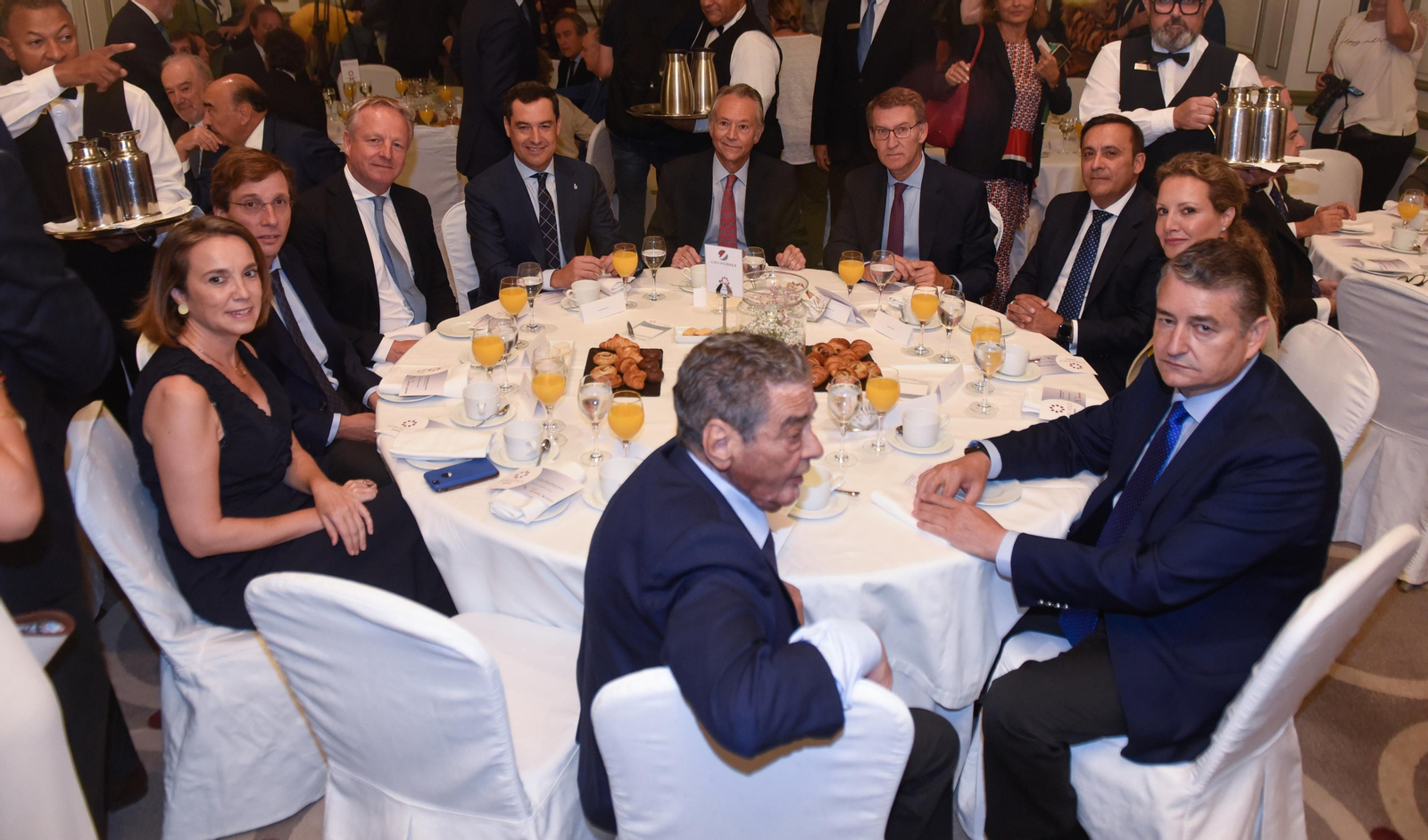 Los invitados al Foro Joly con Juanma Moreno en Madrid, en imágenes