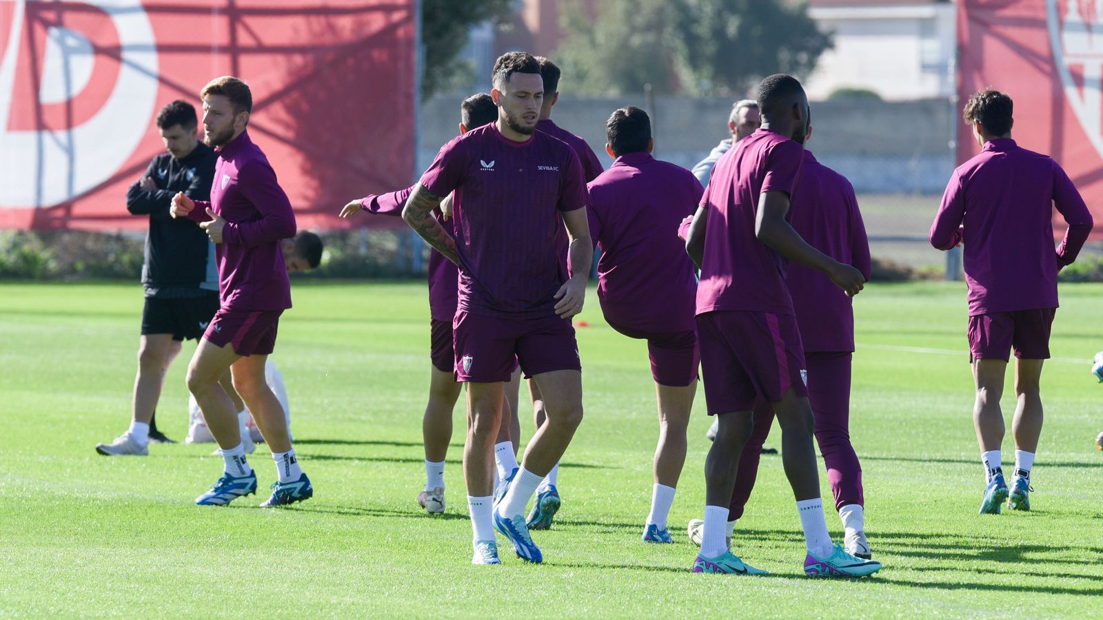 El argentino, entre un grupo de compañeros antes del derbi.