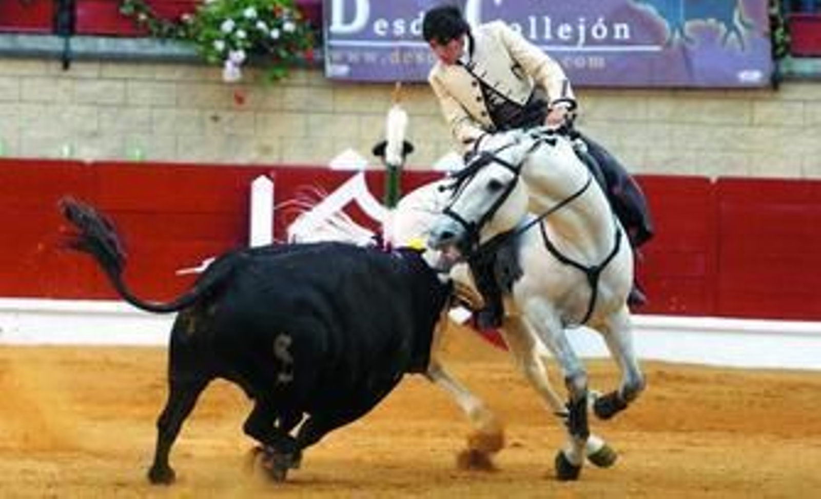 El rejoneador Diego Ventura montando a su caballo 'Morante', que muerde la testuz del toro en un momento de la faena al tercero de la tarde.