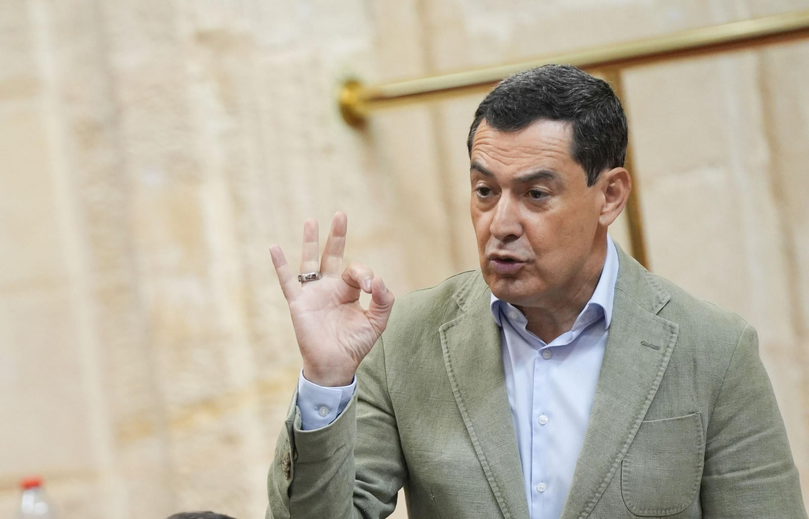 Juanma Moreno, en la sesión de control en el Parlamento este jueves.