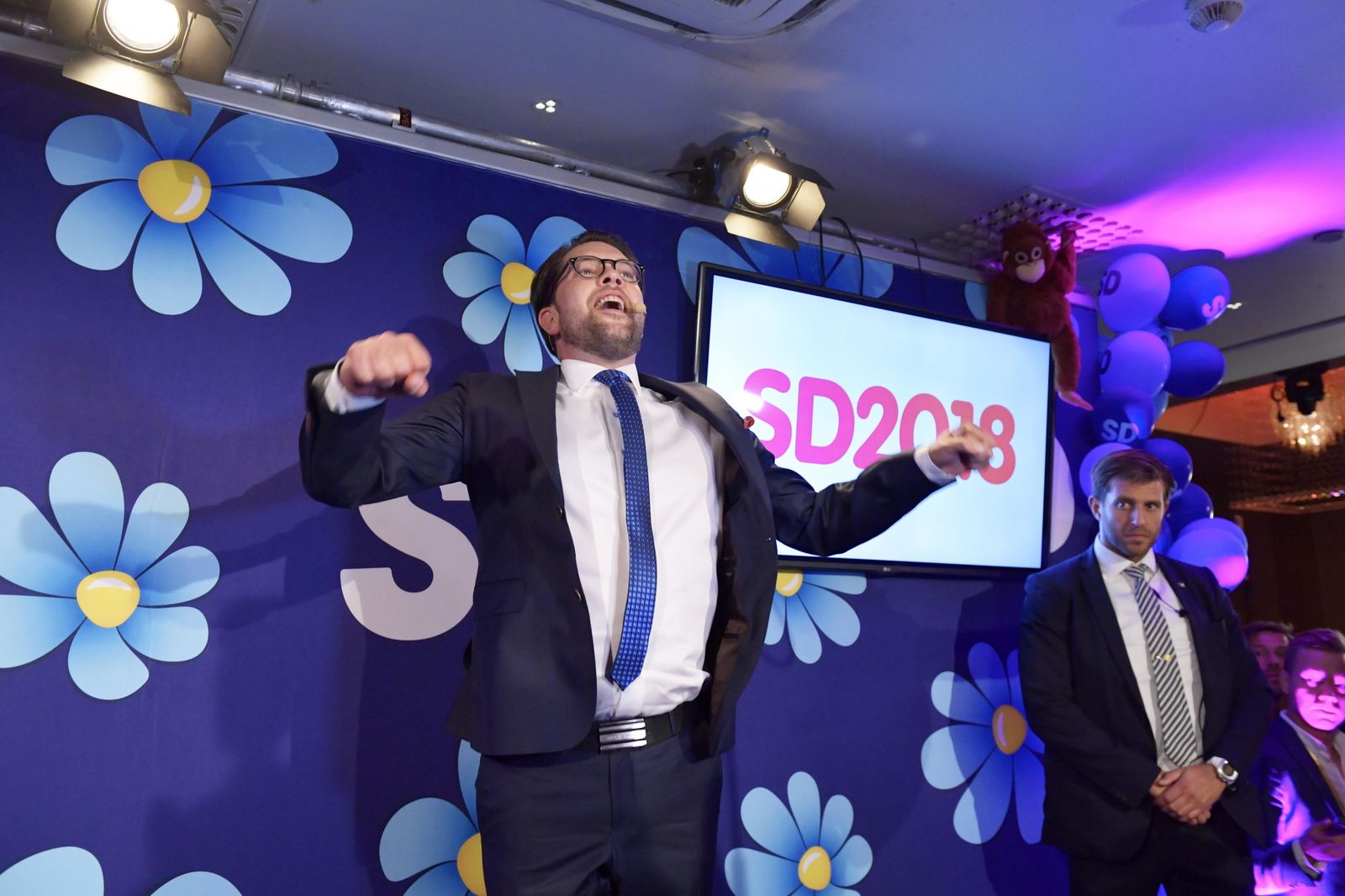 El líder del ultraderehista SD, Jimmie Akesson, celebrando anoche los resultados en un restaurante en Estocolmo.