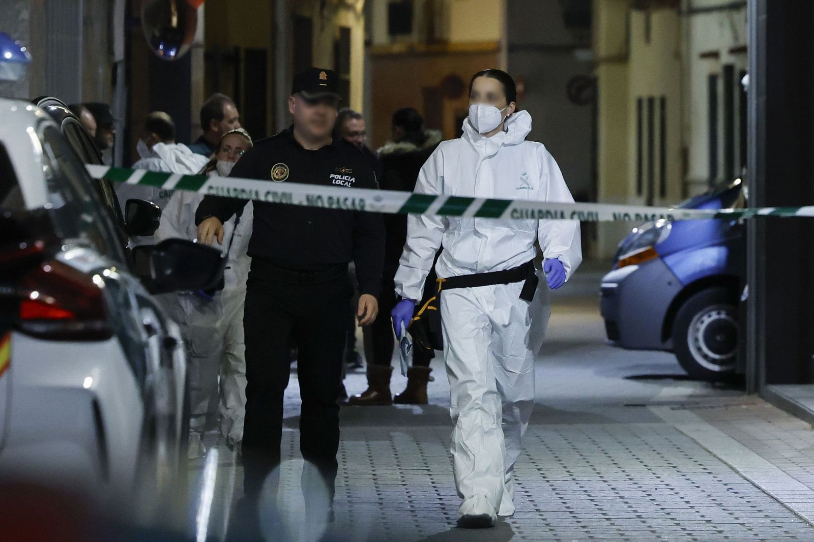 Varios agentes de la Guardia Civil investigan el doble crimen en Xilxes, Castellón.