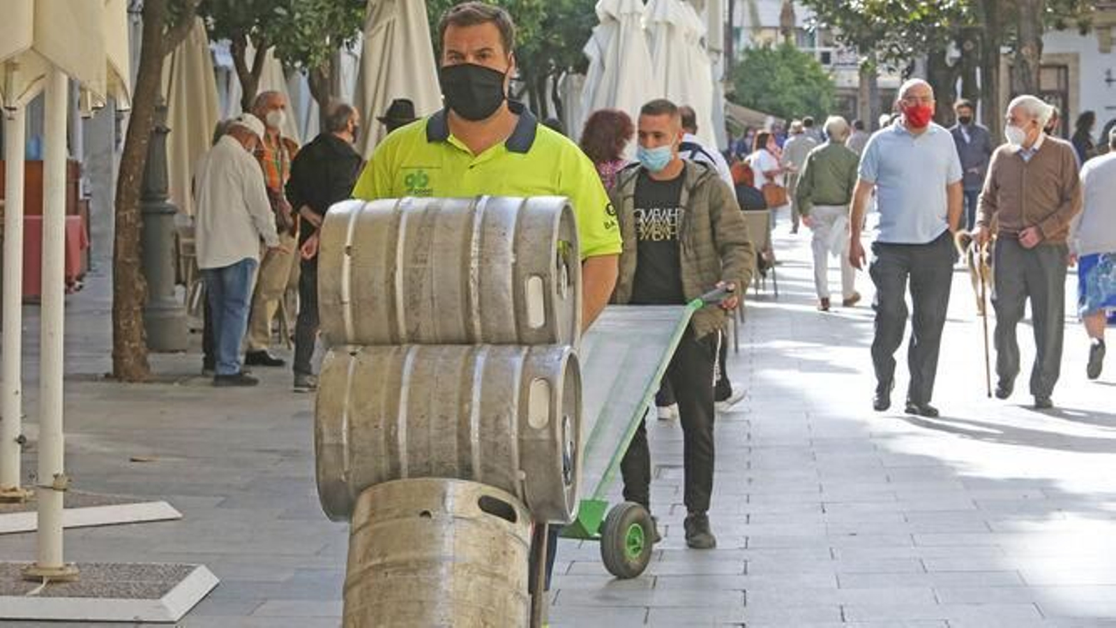 Un repartidor transporta unos barriles de cerveza en el centro de Jerez. Un repartidor transporta unos barriles de cerveza en el centro de Jerez.