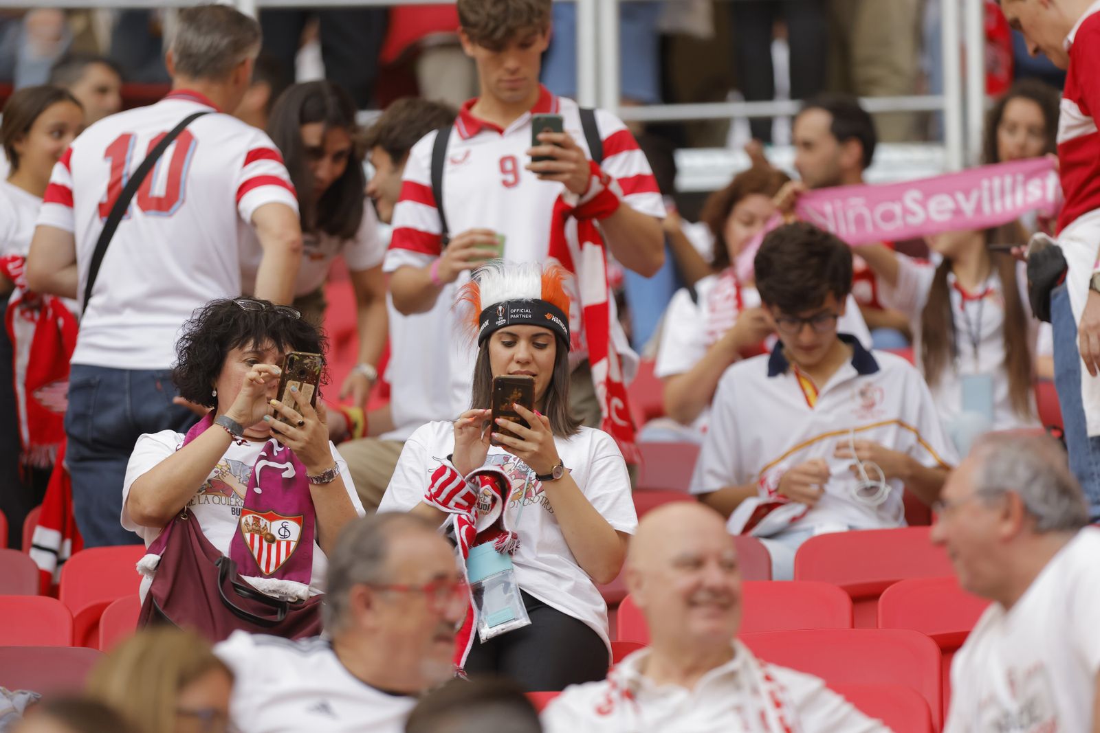 Búscate en las fotos del Sevilla-Roma