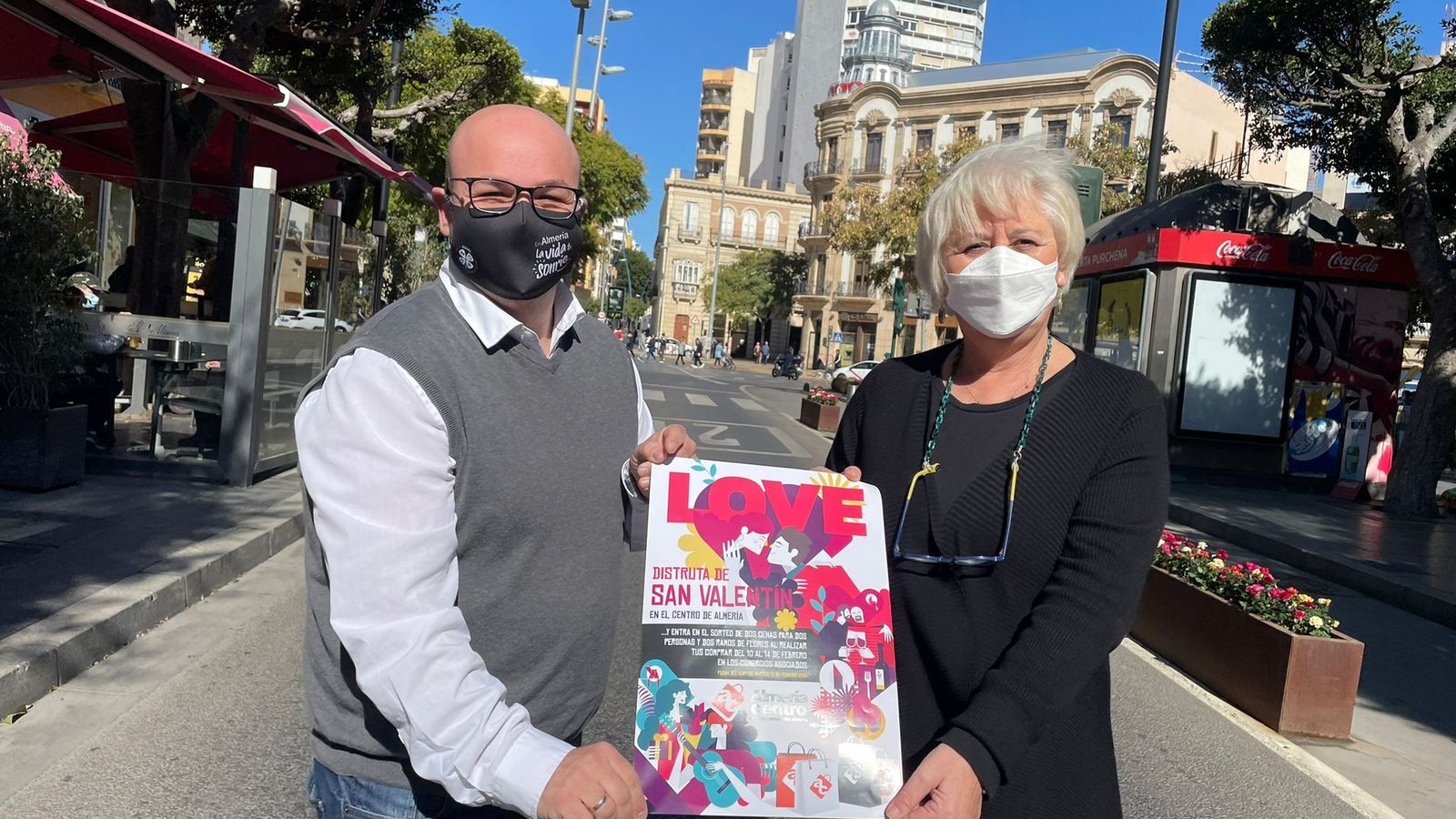 Sánchez-Fortún y Villegas, con el cartel de la campaña por San Valentín