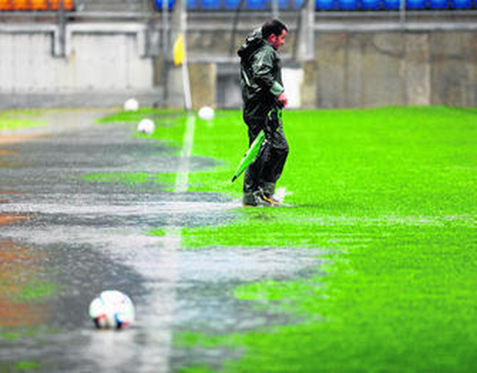 Terreno encharcado el pasado domingo en el Ramón de Carranza, lo que motivó el aplazamiento del partido.