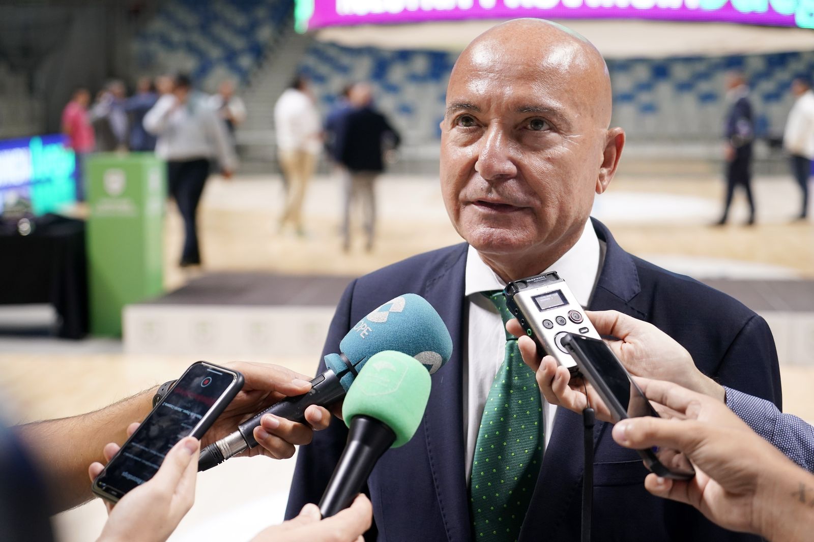 López Nieto atendiendo a los medios en la pista central del Carpena.