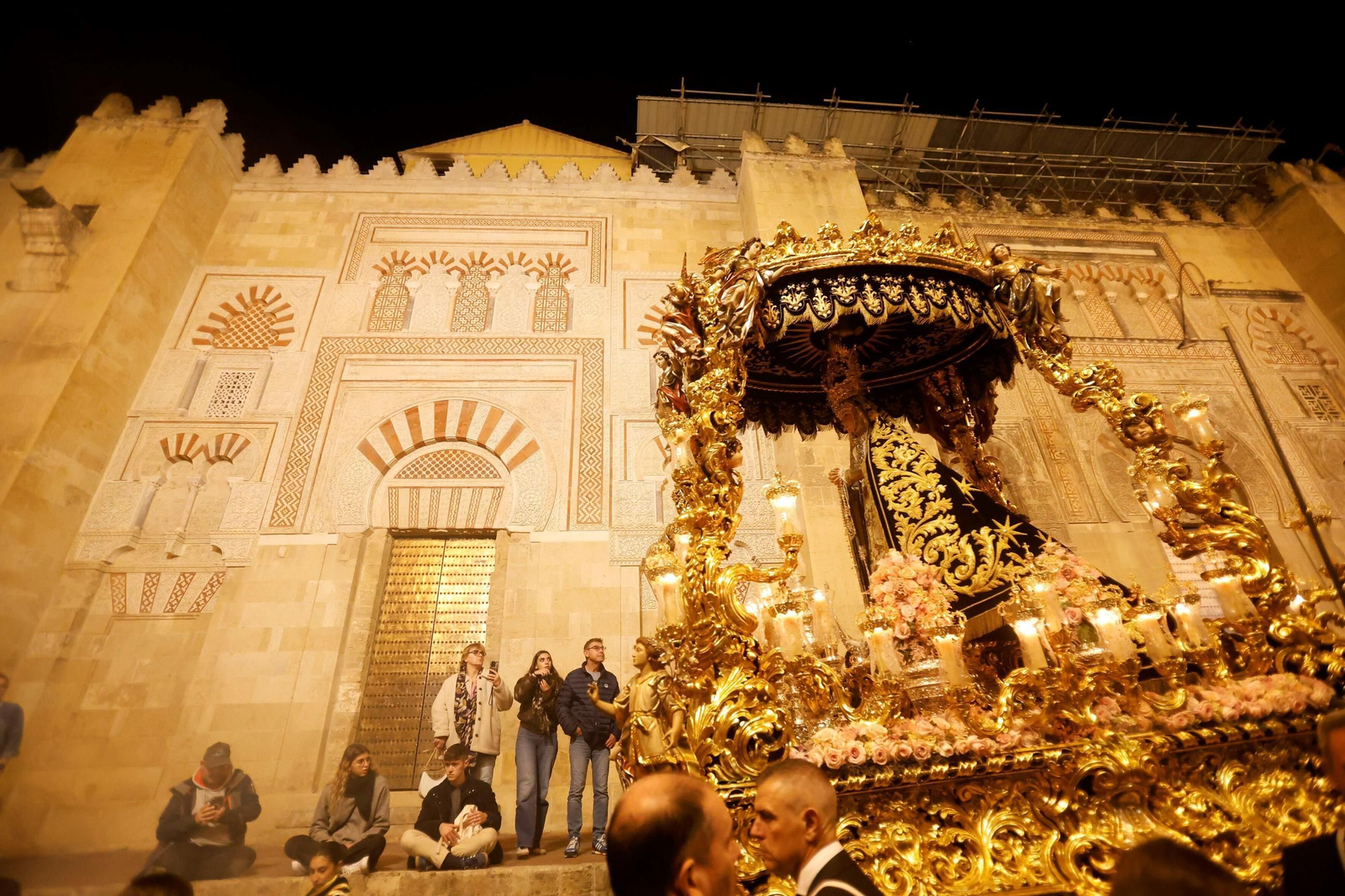 Ánimas celebra el 50 aniversario de la Virgen de las Tristezas por las calles de Córdoba